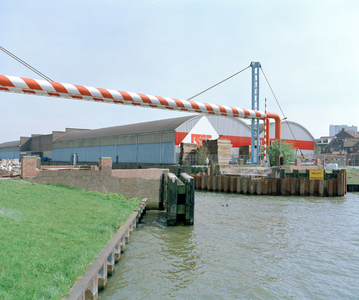 838601 Gezicht op de landhoofden van de Industriehavenbrug in de Keulsekade te Utrecht. De brug wordt elders ...